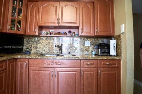 Condominio en venta en Hialeah, Florida, 2 dormitorios, 82.5 m2 № 2036663 - foto 17
