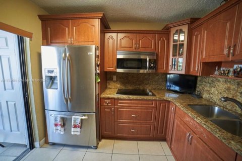 Condominio en venta en Hialeah, Florida, 2 dormitorios, 82.5 m2 № 2036663 - foto 16