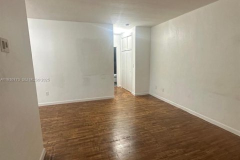 Снять в аренду квартиру в Норт-Майами-Бич, Флорида 1 спальня, 61.32м2, № 1989497 - фото 3