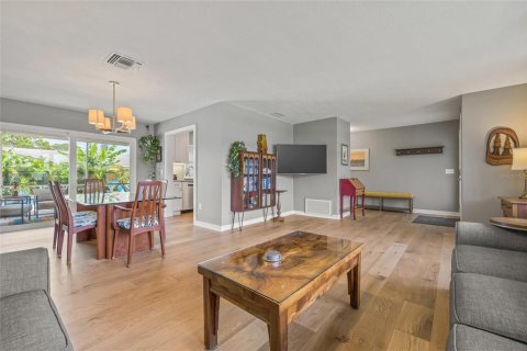 House in Saint Petersburg, Florida 4 bedrooms, 176.98 sq.m. № 1791536 - photo 5