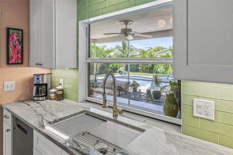 House in Saint Petersburg, Florida 4 bedrooms, 176.98 sq.m. № 1791536 - photo 10