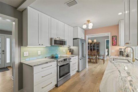 House in Saint Petersburg, Florida 4 bedrooms, 176.98 sq.m. № 1791536 - photo 12