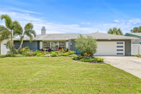 House in Saint Petersburg, Florida 4 bedrooms, 176.98 sq.m. № 1791536 - photo 1