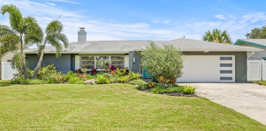 House in Saint Petersburg, Florida 4 bedrooms, 176.98 sq.m. № 1791536