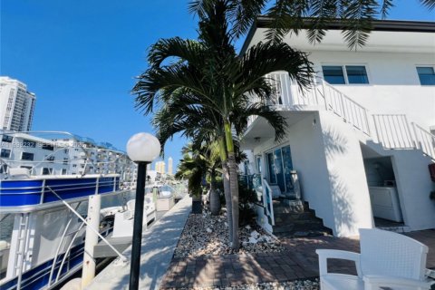 Copropriété à louer à North Miami Beach, Floride: 2 chambres, 97.55 m2 № 2064041 - photo 7