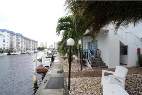 Copropriété à louer à North Miami Beach, Floride: 2 chambres, 97.55 m2 № 2064041 - photo 2