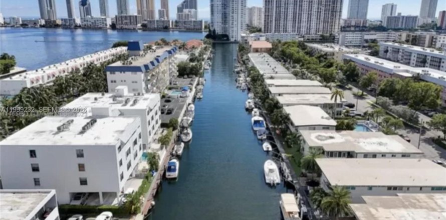 Condo à North Miami Beach, Floride, 2 chambres  № 2064041