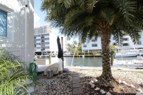 Copropriété à louer à North Miami Beach, Floride: 2 chambres, 97.55 m2 № 2064041 - photo 12