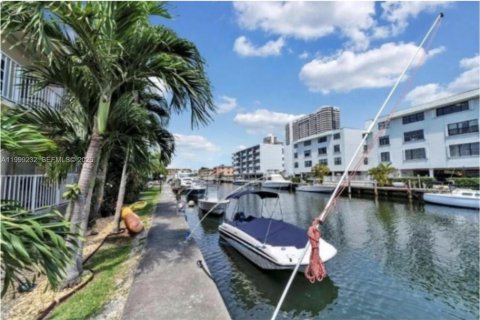 Copropriété à louer à North Miami Beach, Floride: 2 chambres, 97.55 m2 № 2064041 - photo 10