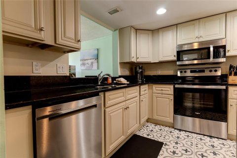 Condo in Indian Rocks Beach, Florida, 3 bedrooms № 2220357 - photo 12