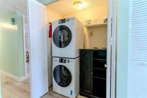 Condo in Indian Rocks Beach, Florida, 3 bedrooms № 2220357 - photo 20