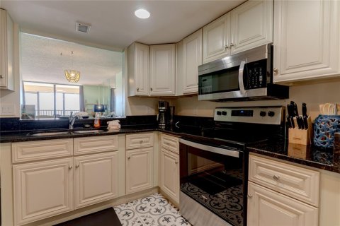 Condo in Indian Rocks Beach, Florida, 3 bedrooms № 2220357 - photo 13