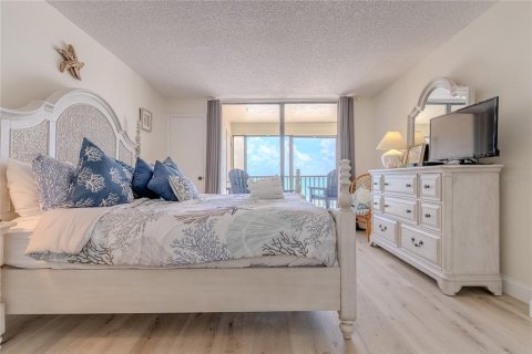 Condo in Indian Rocks Beach, Florida, 3 bedrooms № 2220357 - photo 15