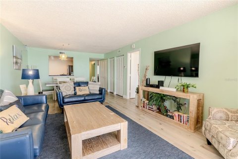 Condo in Indian Rocks Beach, Florida, 3 bedrooms № 2220357 - photo 8