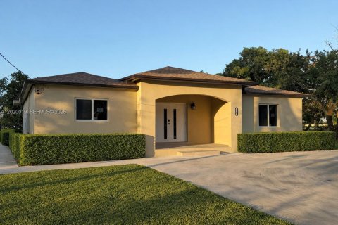 Villa ou maison à vendre à Miami, Floride: 4 chambres, 152.17 m2 № 2256759 - photo 3