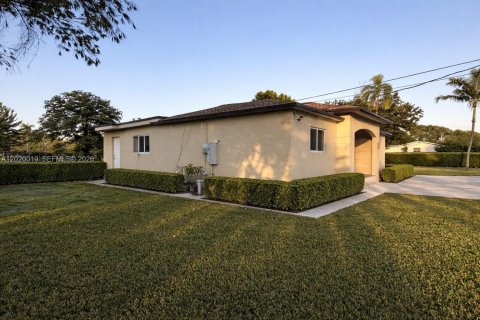 Villa ou maison à vendre à Miami, Floride: 4 chambres, 152.17 m2 № 2256759 - photo 5