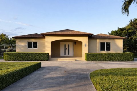 Villa ou maison à vendre à Miami, Floride: 4 chambres, 152.17 m2 № 2256759 - photo 2