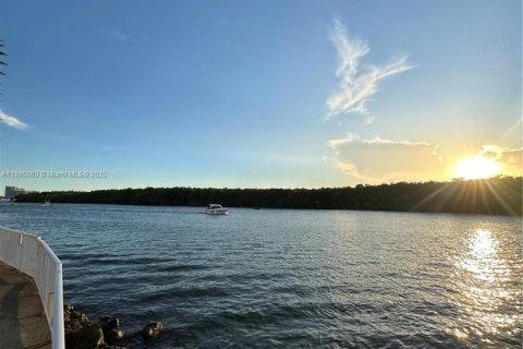 Condo in Sunny Isles Beach, Florida, 1 bedroom  № 2013311 - photo 29