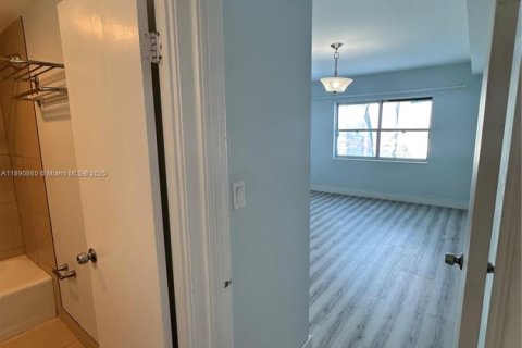 Condo in Sunny Isles Beach, Florida, 1 bedroom  № 2013311 - photo 11