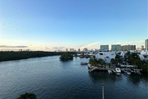 Condo in Sunny Isles Beach, Florida, 1 bedroom  № 2013311 - photo 28