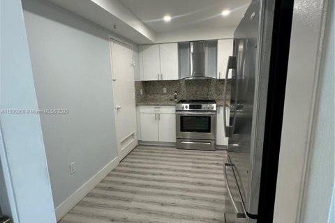 Condo in Sunny Isles Beach, Florida, 1 bedroom  № 2013311 - photo 5