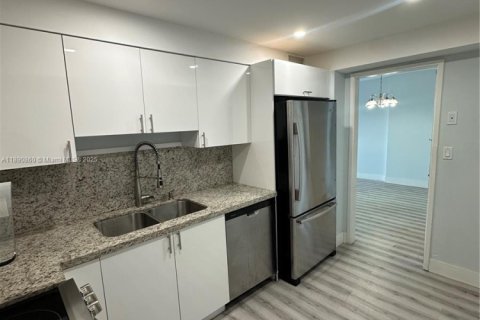 Condo in Sunny Isles Beach, Florida, 1 bedroom  № 2013311 - photo 6