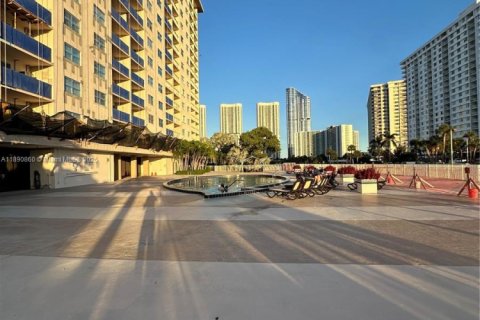 Condo in Sunny Isles Beach, Florida, 1 bedroom  № 2013311 - photo 27