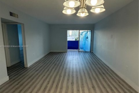 Condo in Sunny Isles Beach, Florida, 1 bedroom  № 2013311 - photo 4