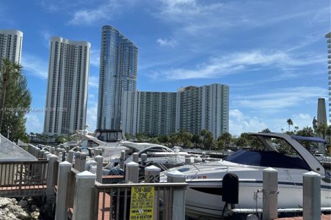 Condo in Sunny Isles Beach, Florida, 1 bedroom  № 2013311 - photo 21