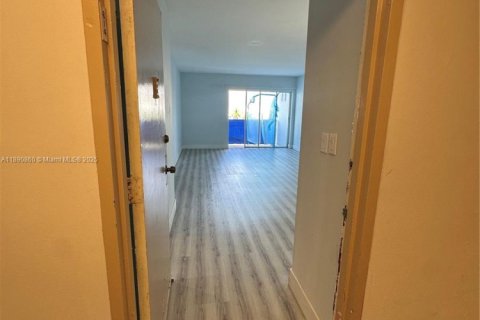 Condo in Sunny Isles Beach, Florida, 1 bedroom  № 2013311 - photo 2