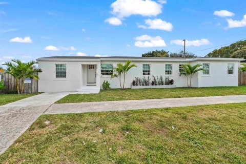 Villa ou maison à vendre à West Palm Beach, Floride: 4 chambres, 184.5 m2 № 2077835 - photo 2