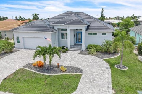 House in Punta Gorda, Florida 3 bedrooms, 200.58 sq.m. № 2277799