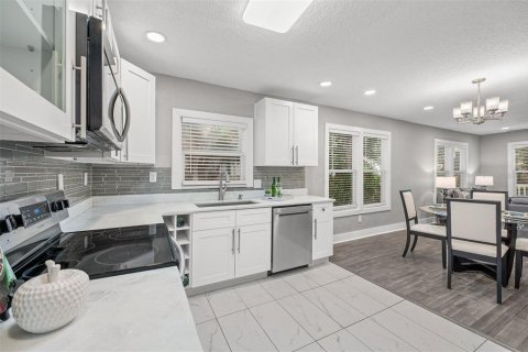 House in Orlando, Florida 3 bedrooms, 105.54 sq.m. № 2302584 - photo 14
