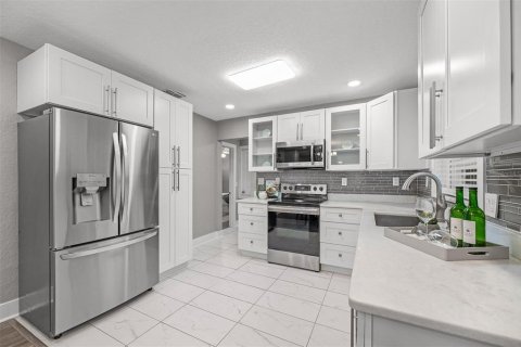 House in Orlando, Florida 3 bedrooms, 105.54 sq.m. № 2302584 - photo 13