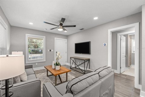 House in Orlando, Florida 3 bedrooms, 105.54 sq.m. № 2302584 - photo 9