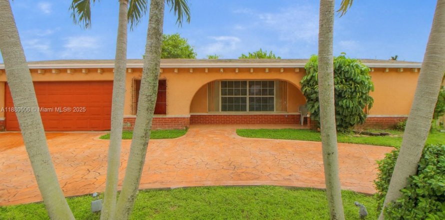 Villa ou maison à Pembroke Pines, Floride 4 chambres, 203.92 m2 № 1932543
