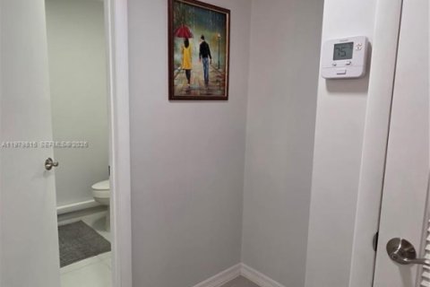 Condominio en venta en Lauderhill, Florida, 1 dormitorio, 92.9 m2 № 2043855 - foto 28