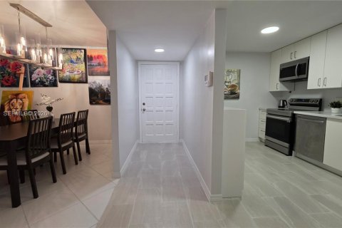 Condominio en venta en Lauderhill, Florida, 1 dormitorio, 92.9 m2 № 2043855 - foto 11