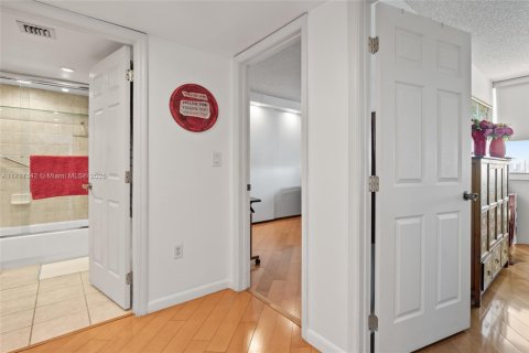 Condo in Miami Beach, Florida, 3 bedrooms  № 1468880 - photo 19