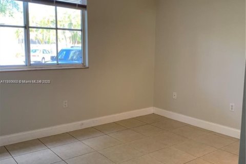 Condominio en alquiler en Hialeah, Florida, 2 dormitorios, 93.27 m2 № 1952067 - foto 12