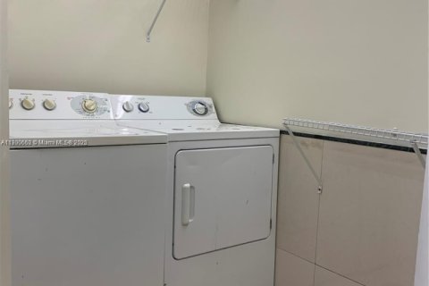 Condominio en alquiler en Hialeah, Florida, 2 dormitorios, 93.27 m2 № 1952067 - foto 10