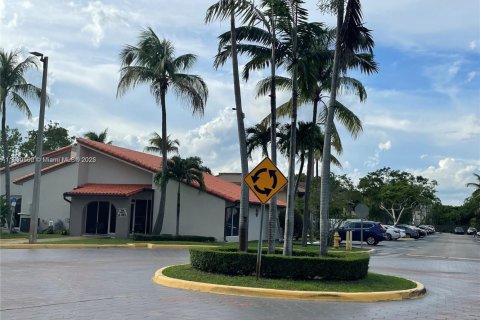 Condominio en alquiler en Hialeah, Florida, 2 dormitorios, 93.27 m2 № 1952067 - foto 2