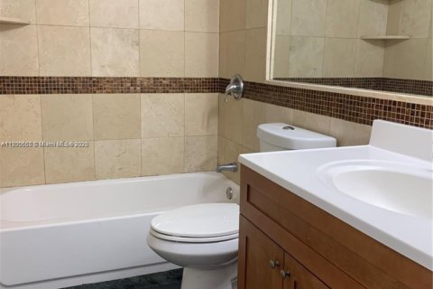 Condominio en alquiler en Hialeah, Florida, 2 dormitorios, 93.27 m2 № 1952067 - foto 11