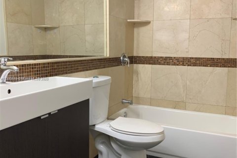 Condominio en alquiler en Hialeah, Florida, 2 dormitorios, 93.27 m2 № 1952067 - foto 13