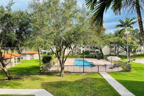 Condominio en alquiler en Hialeah, Florida, 2 dormitorios, 93.27 m2 № 1952067 - foto 3