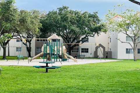 Condominio en alquiler en Hialeah, Florida, 2 dormitorios, 93.27 m2 № 1952067 - foto 4