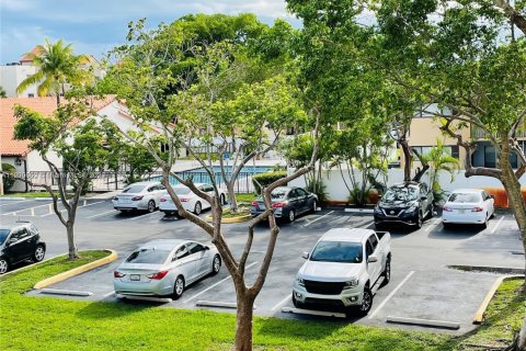 Condominio en alquiler en Hialeah, Florida, 2 dormitorios, 93.27 m2 № 1952067 - foto 1