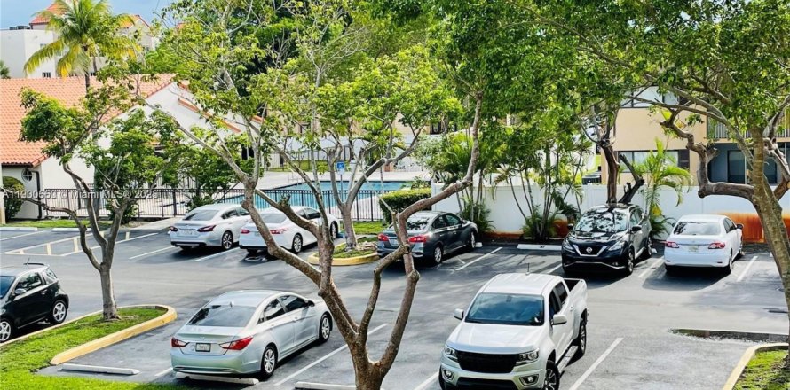 Condominio en Hialeah, Florida, 2 dormitorios  № 1952067