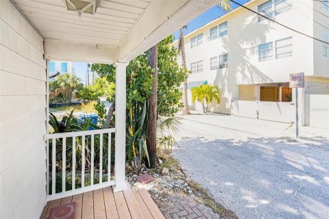 House in Treasure Island, Florida 3 bedrooms, 106.19 sq.m. № 2215395 - photo 6