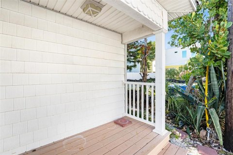 House in Treasure Island, Florida 3 bedrooms, 106.19 sq.m. № 2215395 - photo 5